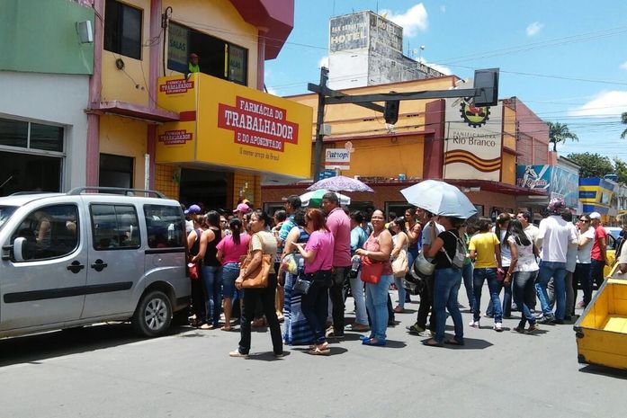 Em protesto por salários atrasados professores ocupam Legislativo de Arapiraca