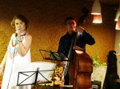 Leureny retorna à Comedoria cantando olho no olho