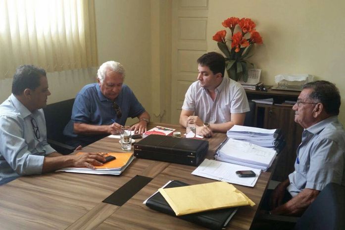Prefeito de Maragogi se reúne com construtora responsável por projeto de iluminação na orla