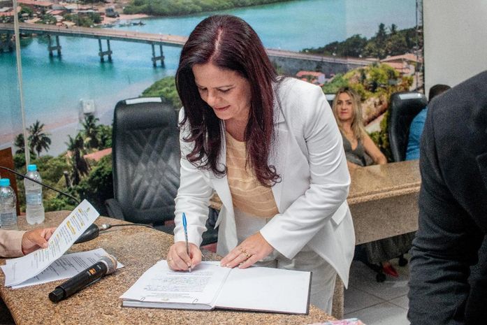 Lívia Carla assume segundo mandato como prefeita da Barra de Santo Antônio