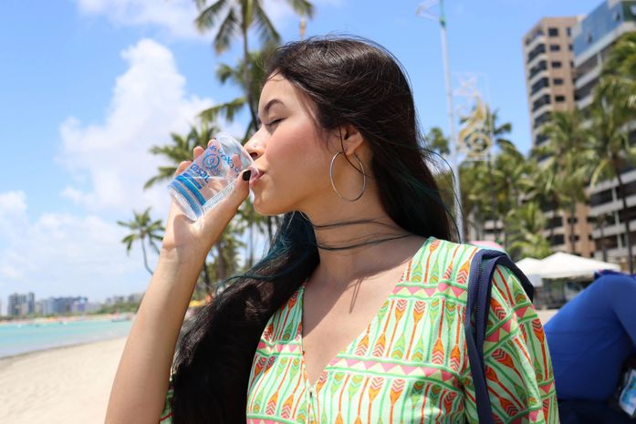 Protetor solar e consumo de água: veja as principais dicas para se cuidar no verão