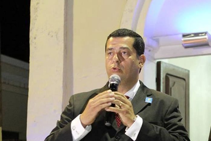 Augusto apresentou documentos comprovando o compromisso do bloco de seu adversário sair no domingo à tarde