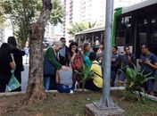 Vítima é consolada ao deixar ônibus
