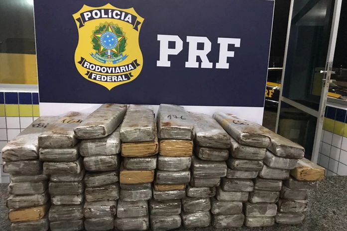 PRF prende passageiro com 50kg de drogas em ônibus interestadual