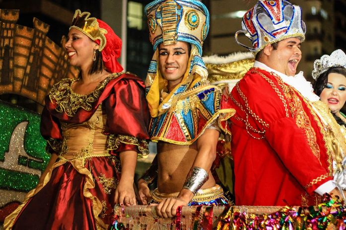 Escolas de samba movimentam o sábado de carnaval na orla de Maceió
