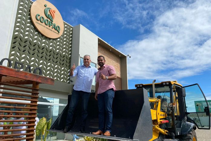 Alfredo Gaspar entrega retroescavadeira e van com emenda de mais de R$ 654 mil para fortalecer agricultura familiar e cooperativismo em Matriz de Camaragibe