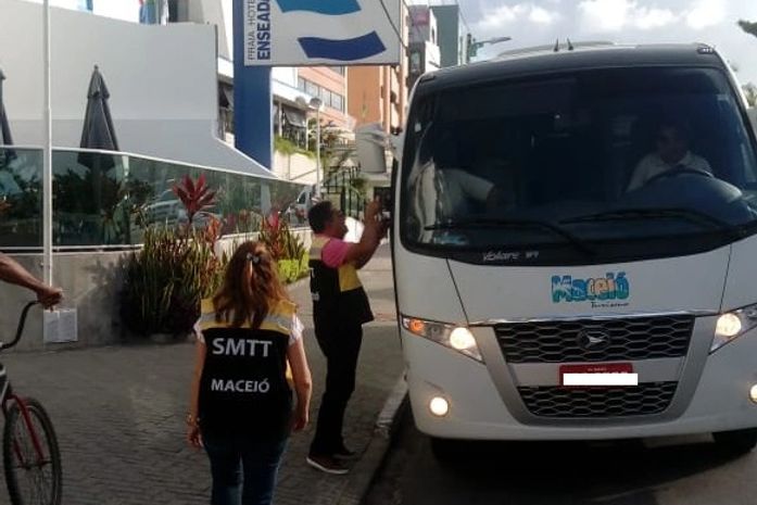 Ônibus de turismo são fiscalizados na orla de Maceió