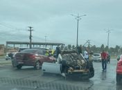 Motorista perde controle da direção, atropela pedestre e capota carro, no Pontal da Barra