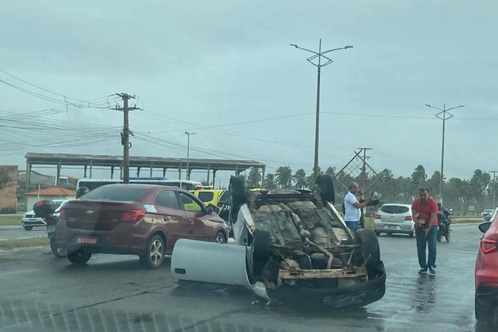 Motorista perde controle da direção, atropela pedestre e capota carro, no Pontal da Barra
