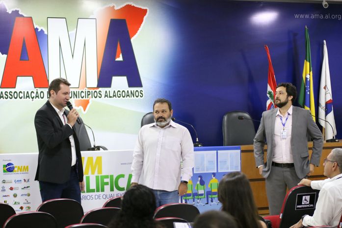 IBGE anuncia processos seletivos dentro dos municípios em seminário da AMA e CNM Municípios