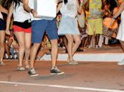 Fisioterapeuta do HGE orienta foliões sobre riscos de usar calçados inadequados no carnaval