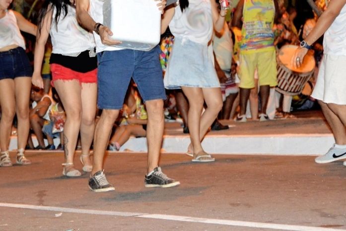 Fisioterapeuta do HGE orienta foliões sobre riscos de usar calçados inadequados no carnaval