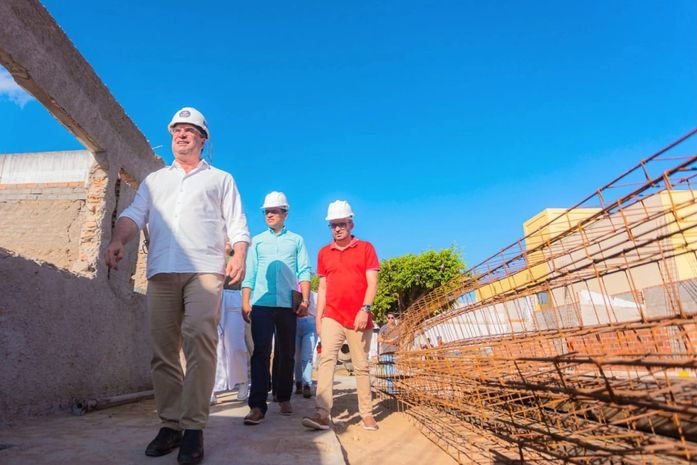 Ao lado de músicos, prefeito Luciano visita obras do Conservatório de Arapiraca