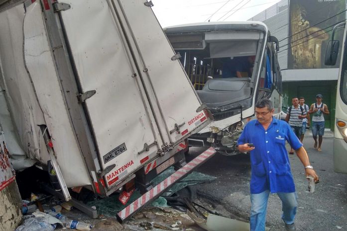 Colisão entre caminhão e ônibus no Centro