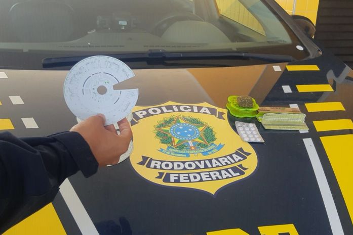 PRF detém motorista por porte de drogas para consumo