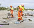 Garis fazendo a limpeza da orla de Maceió
