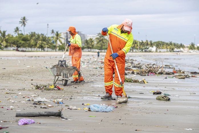 Garis fazendo a limpeza da orla de Maceió