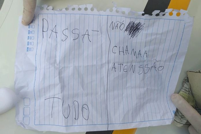 Bilhete usado para anunciar o assalto