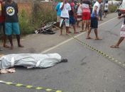 Motociclista morre após invadir contramão e colidir contra caminhão