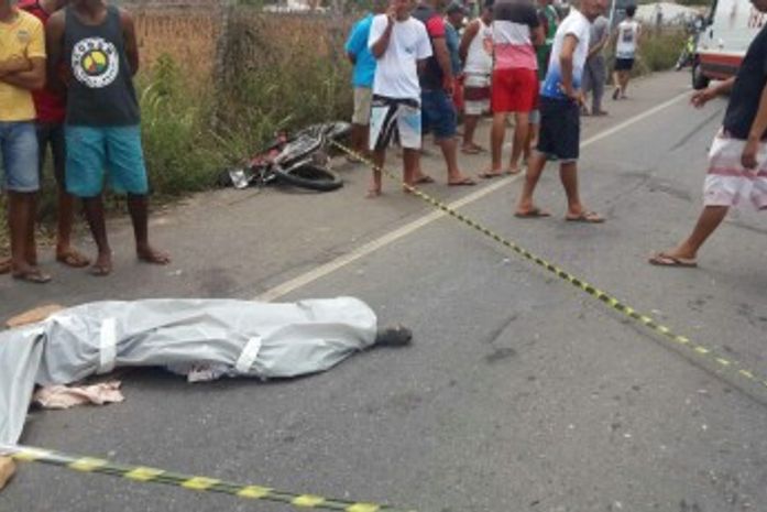 Motociclista morre após invadir contramão e colidir contra caminhão