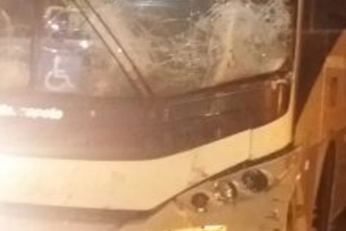 Reboque carregado de madeira colide com ônibus e assusta passageiros na AL 220