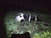 Carro cai em açude após colidir com cavalo