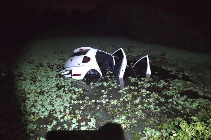 Carro cai em açude após colidir com cavalo