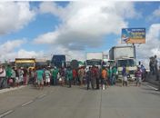 Trabalhadores rurais na BR 101 