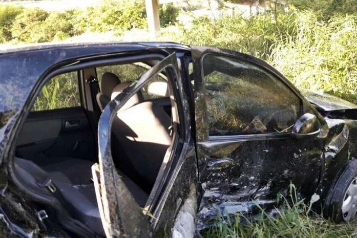Carro perde controle e bate em mureta de contenção de ponte na BR-101