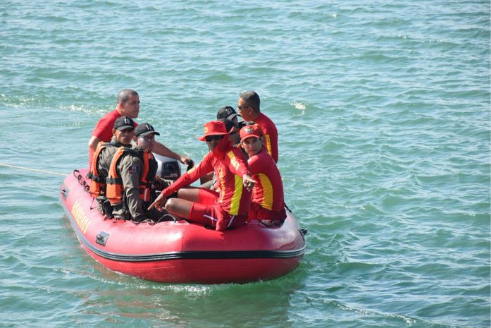 Cinco pessoas são resgatadas pelos Bombeiros após se afogarem no Mirante da Sereia