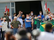 Bolsonaro vai a manifestação em frente ao Palácio do Planalto