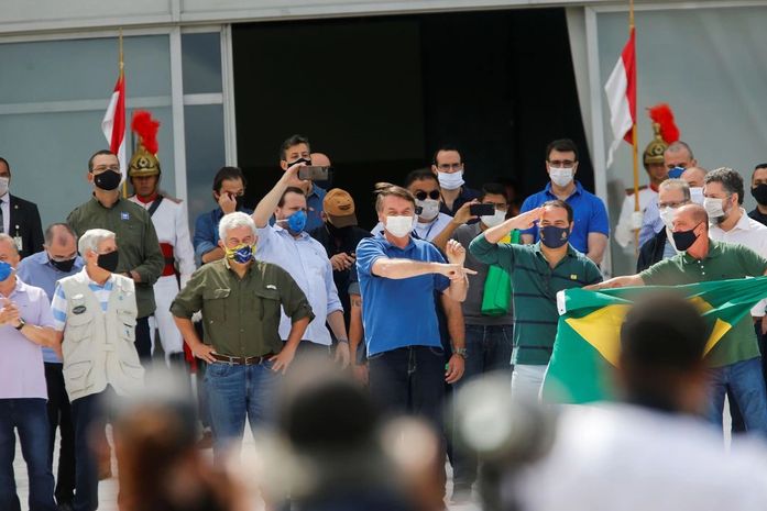 Bolsonaro vai a manifestação em frente ao Palácio do Planalto