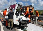 Motorista é resgatado de helicóptero após carro cair em vala na AL-101 Sul