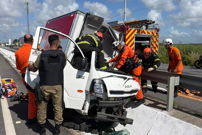 Motorista é resgatado de helicóptero após carro cair em vala na AL-101 Sul