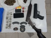 Arma e drogas são apreendidas com acusado de matar empresário de Joaquim Gomes