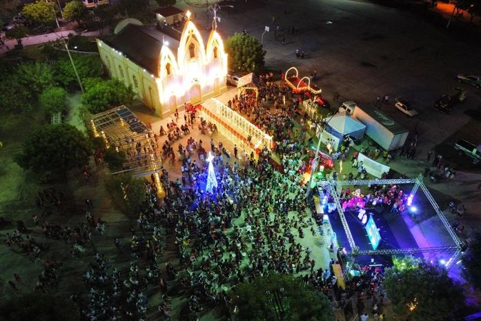 Chegada do Papai Noel e Cantata de Natal emocionam os delmirenses presentes na Praça da Igreja da Vila