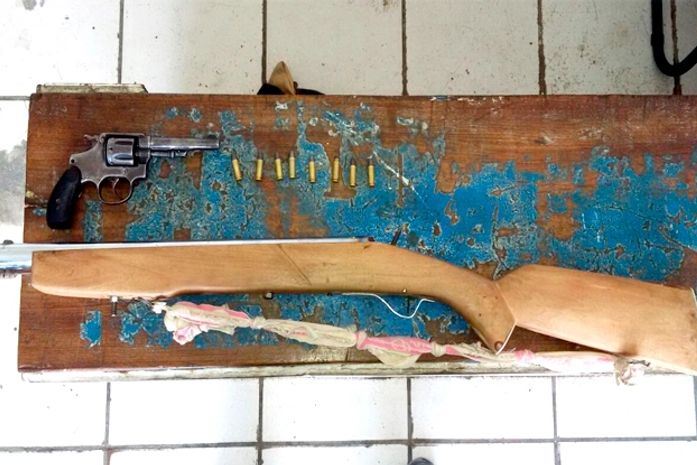 Armas apreendidas na zona rural de Santana do Ipanema. (Foto: Ascom PC)