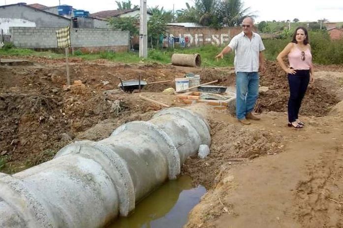 Prefeita Rita e o secretário Wellington, obras de saneamento no conjunto Manoel Tenório
