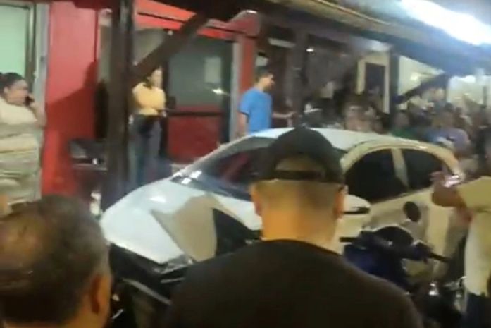 Vídeo: Motorista embriagado invade restaurante e escapa de tentativa de linchamento no Jacintinho