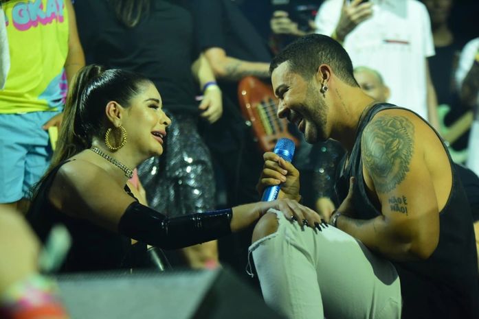 Reencontro! Carlinhos Maia chega na Farofa da Gkay e a influenciadora se emociona