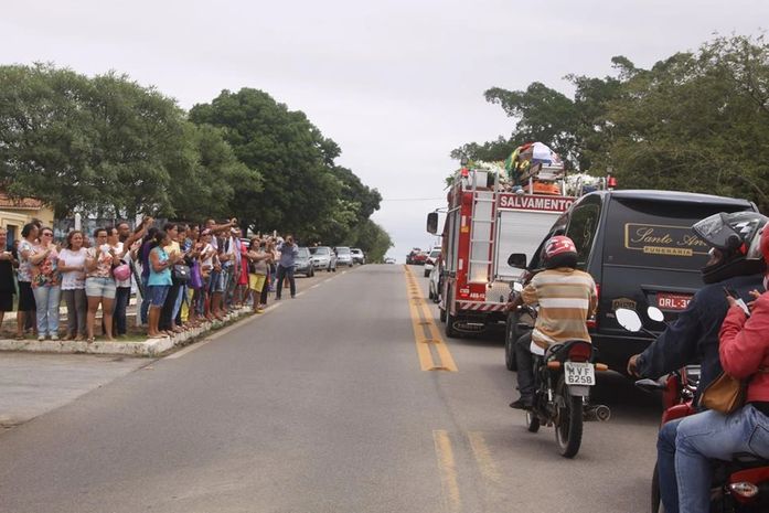 Comoção e aplausos no adeus ao vice-prefeito Vicente Targino