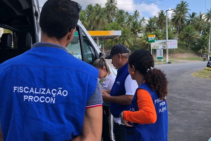 Procon-AL fiscaliza serviços prestados por operadoras nos principais pontos turísticos
