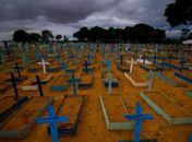 Túmulos de mortos por Covid-19 no Brasil