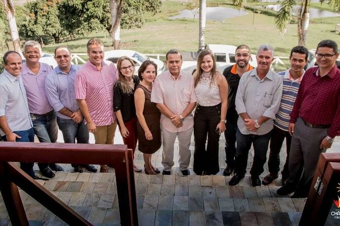 Rita Tenório no centro (vestido preto) com seu vice Tó Teixeira e demais secretários