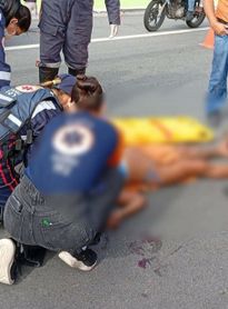 Mulher é atingida por moto ao tentar atravessar avenida na orla de Maceió