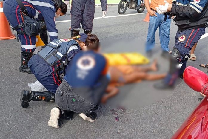 Mulher é atingida por moto ao tentar atravessar avenida na orla de Maceió