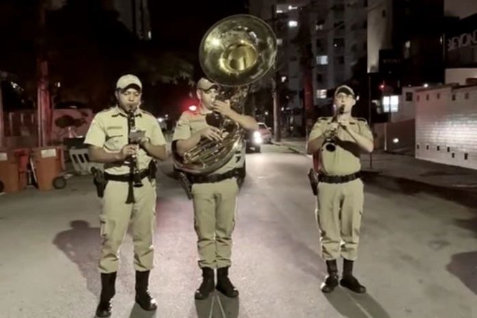 Para acalmar corações, e almas, três músicos da Banda da Polícia tocam nas ruas, para morador@s em quarentena. Em Florianópolis