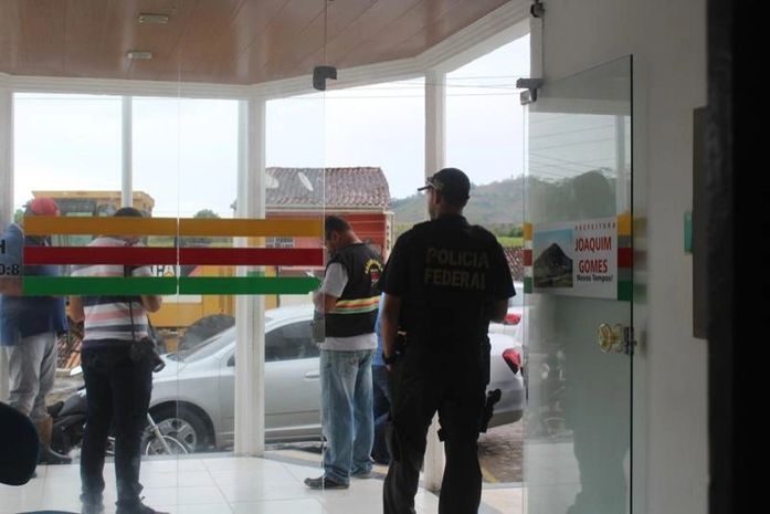 A presença da PF na Prefeitura chamou a atenção de curiosos