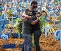 
Esta ativista não consegue acreditar, que você esqueceu da agonia, dores e das montanhas de corpos mortos, pela Covid-19. Esqueceu?
