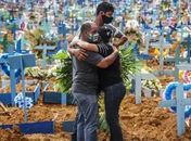 
Esta ativista não consegue acreditar, que você esqueceu da agonia, dores e das montanhas de corpos mortos, pela Covid-19. Esqueceu?
